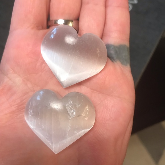 2 small selenite hearts - Picture 2 of 3